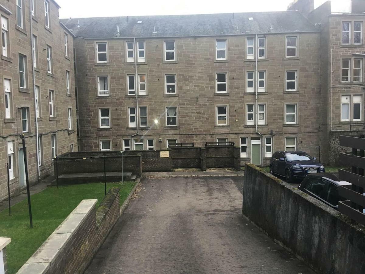 Tranquil Place In Dundee Near Docks Exterior photo