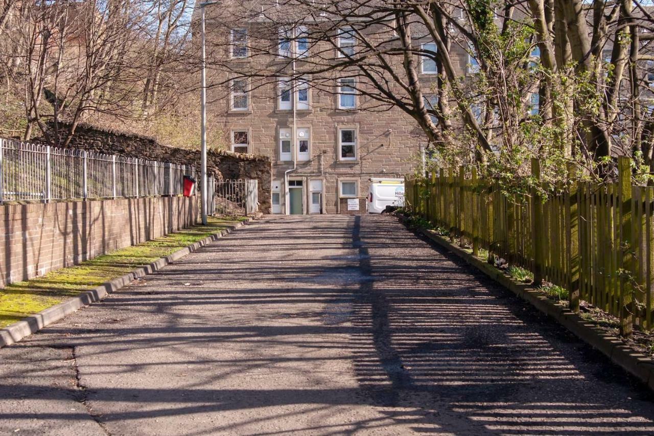 Tranquil Place In Dundee Near Docks Exterior photo