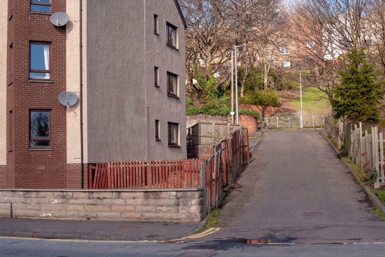 Tranquil Place In Dundee Near Docks Exterior photo