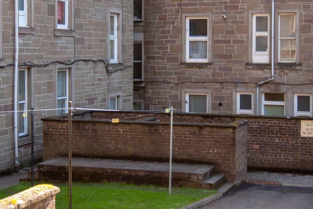 Tranquil Place In Dundee Near Docks Exterior photo